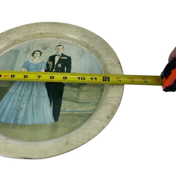 Vintage Royal Portrait Metal Plate Featuring Queen Elizabeth II & Prince Philip - Picture 7 of 8